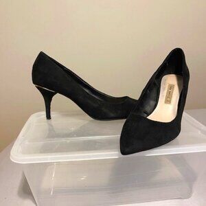 Black pumps with a gold heel trim